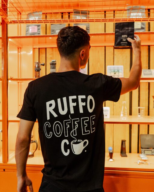 Remera Negra Taza Ruffo